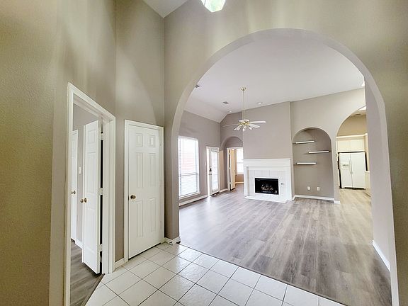 4th image of 3152 Kings Canyon Dr