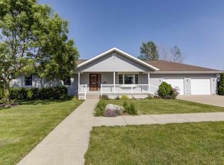 16 Westminster Dr, Lincoln, IL 62656