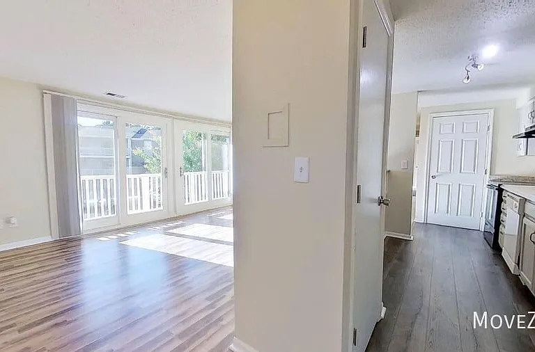 1641 Arlyn Cres E — Photo 3