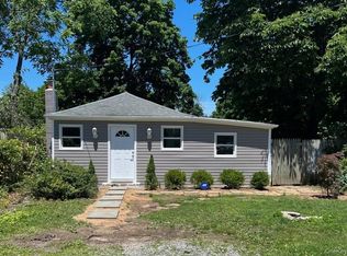253 E 17th St, Huntington Station, NY 11746