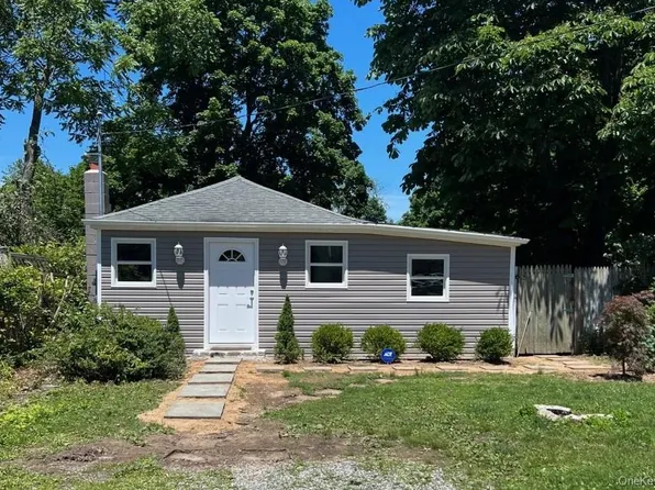 253 E 17th St, Huntington Station, NY 11746