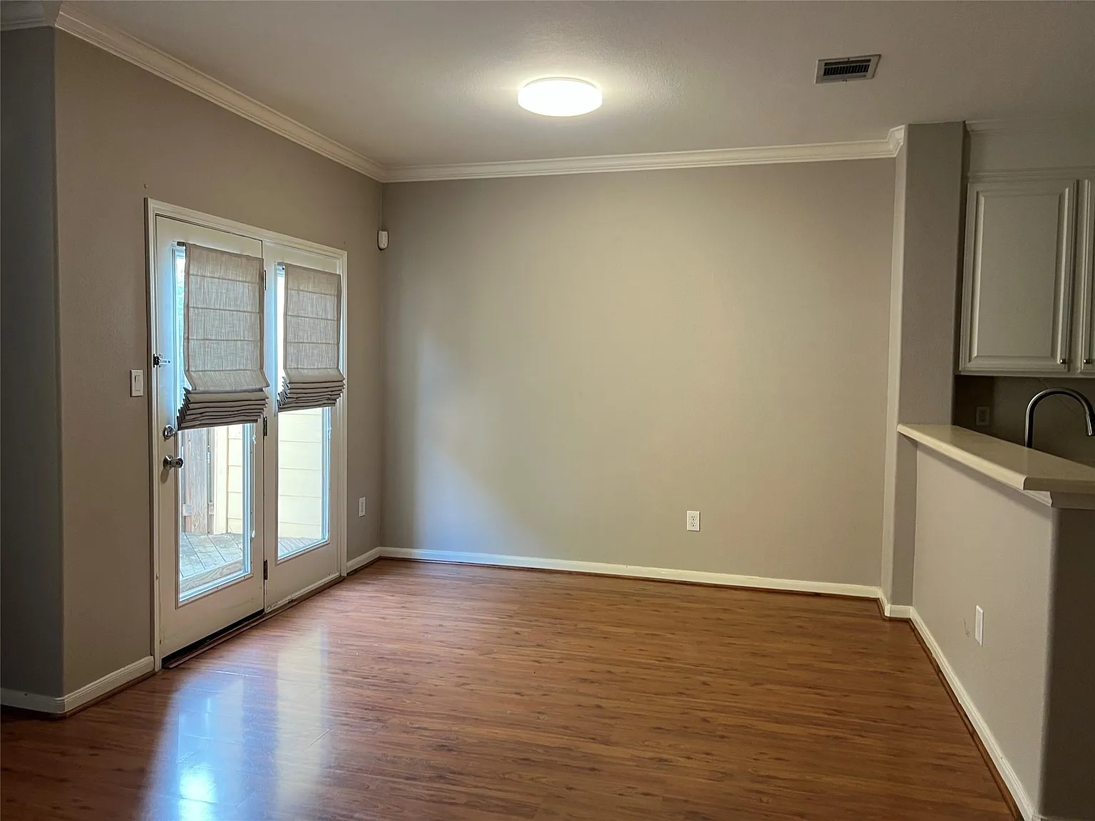 2 bed, 2.5 bath, 1304 sqft, $2,100 — Photo 3