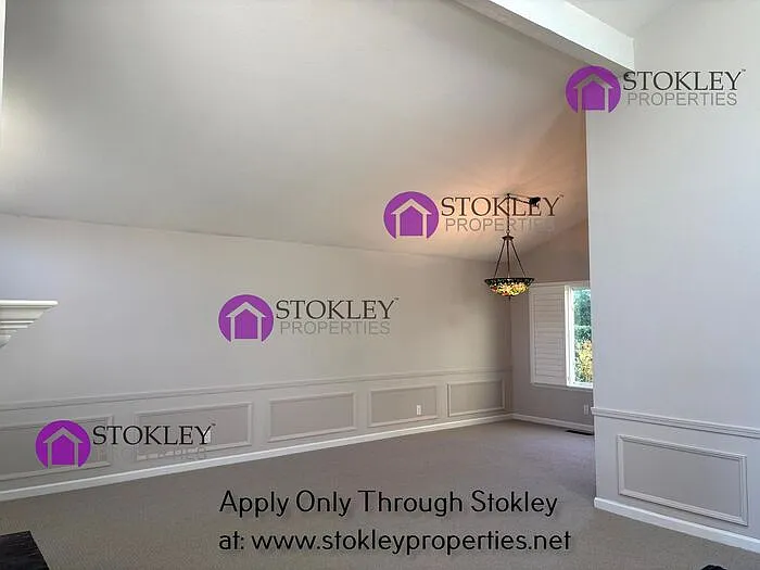 637 Tarrytown Ct — Photo 2