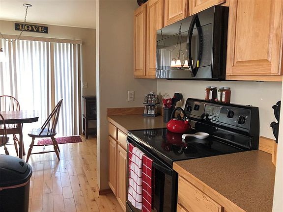 2nd image of 928 N River Rock Dr