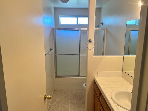 1079 Cody Ln, Kingsburg, CA 93631