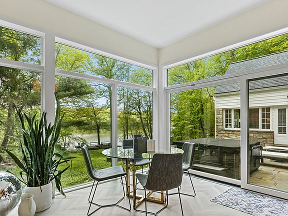 5th image of 1085 Barrett Cir W