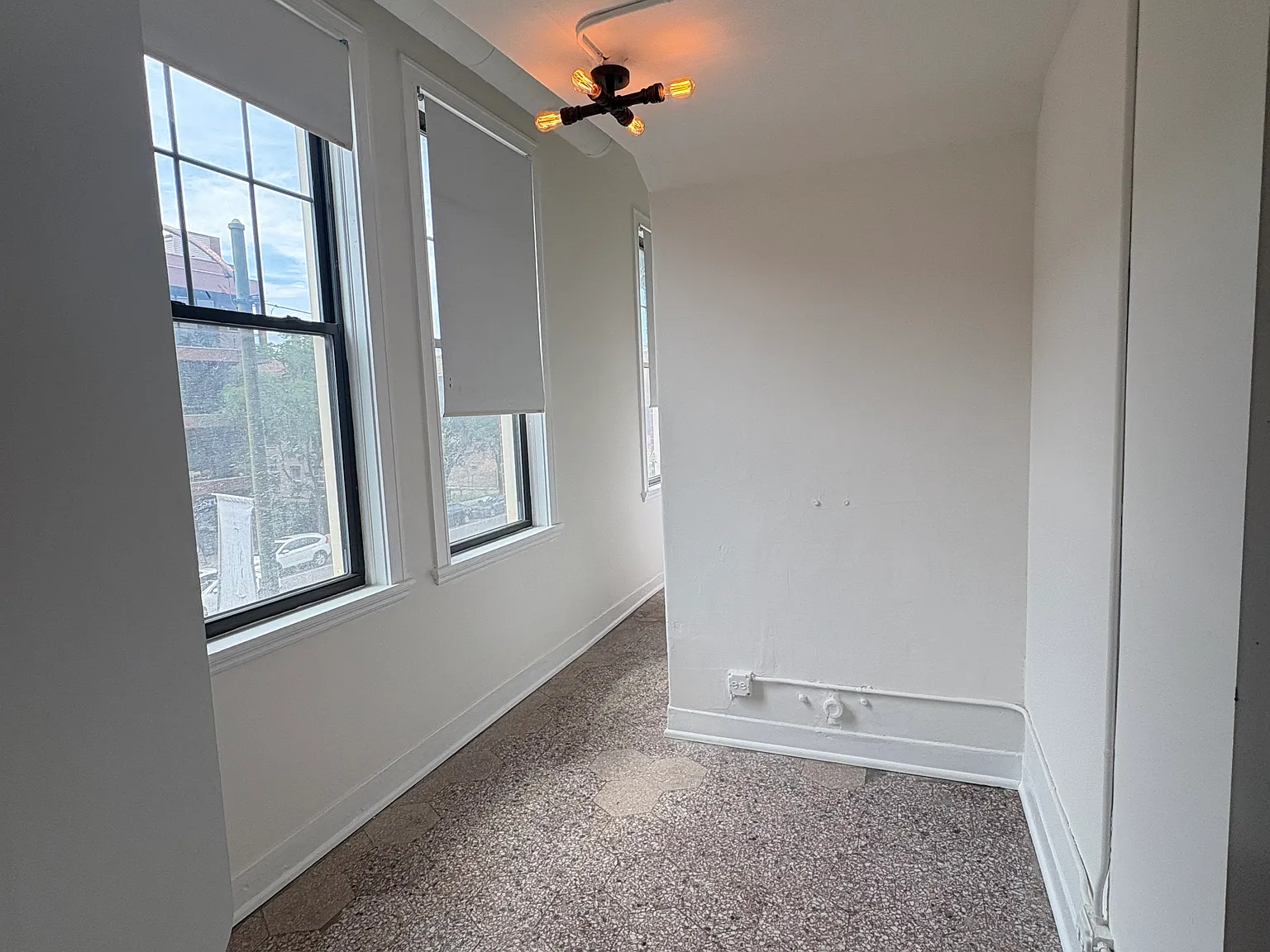 1513 N Western Ave — Photo 2