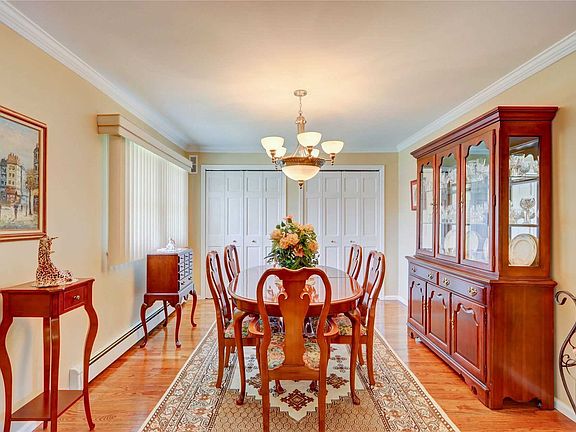 5th image of 291 Swansdowne Dr