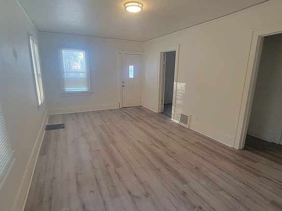 4th image of 407 W 1st St