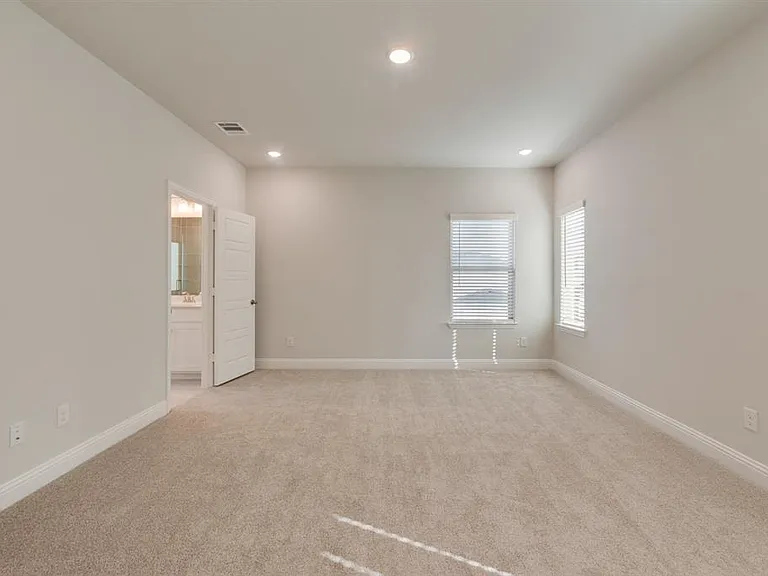 7005 Sunset Blvd — Photo 17