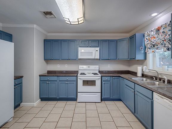 2nd image of 414 Hillside Cir