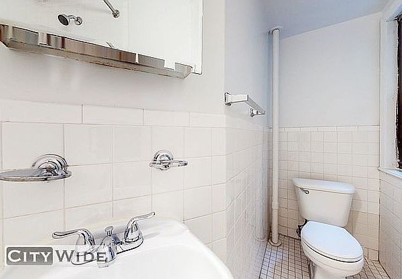 4th image of 224 E 70th St APT 9A