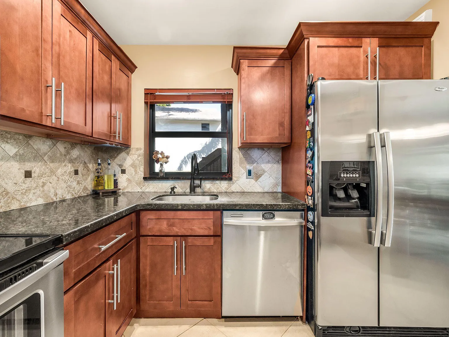 2 bed, 2.0 bath, 978 sqft, $2,300 — Photo 1