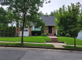 67 Crandall Dr, Mineola, NY 11501