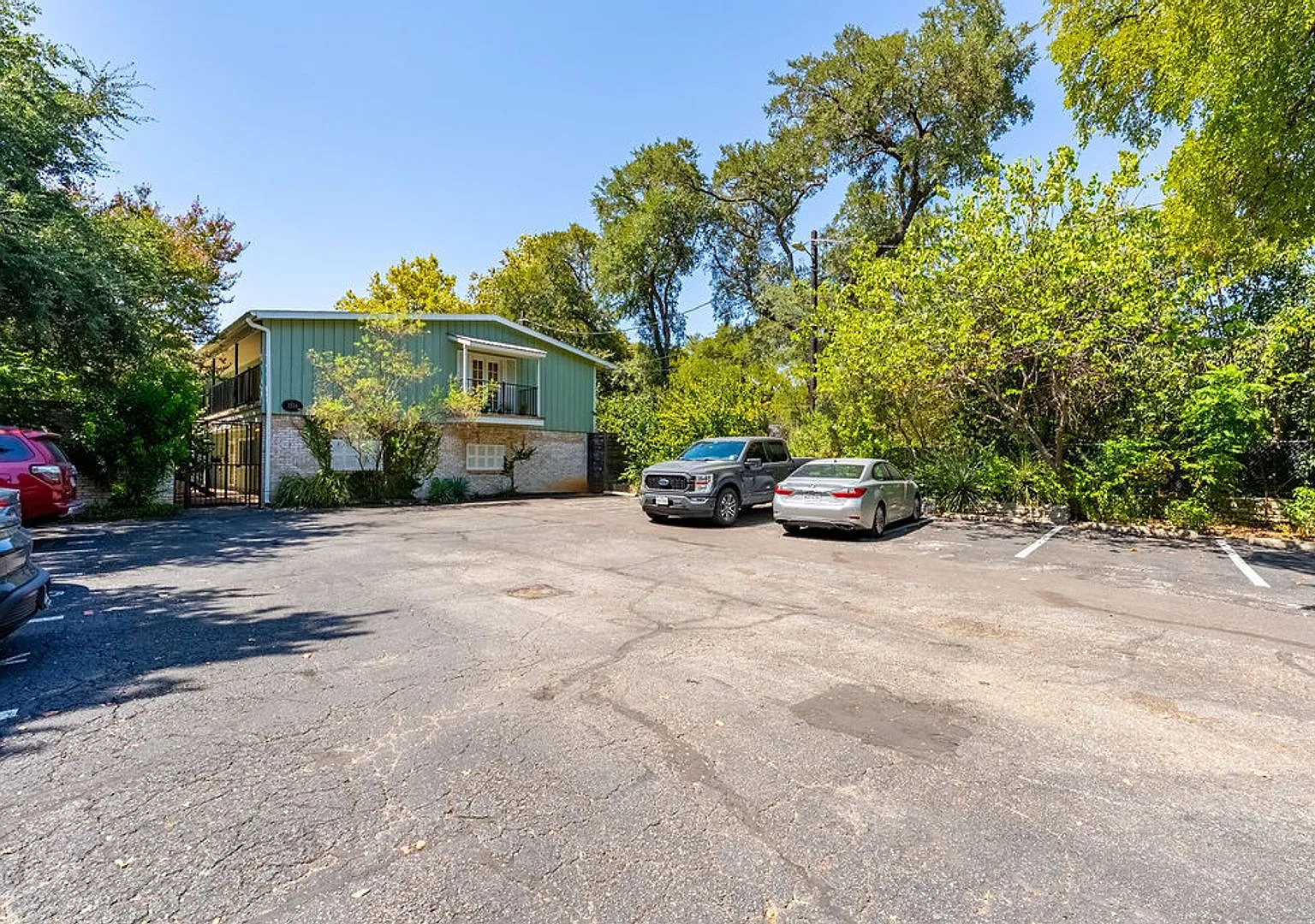 Beautiful 2 bedroom, 2 bathroom unit in West Austin — Photo 2