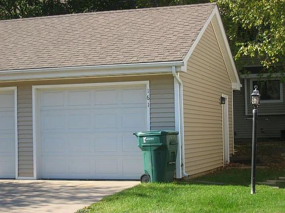 Detached garage