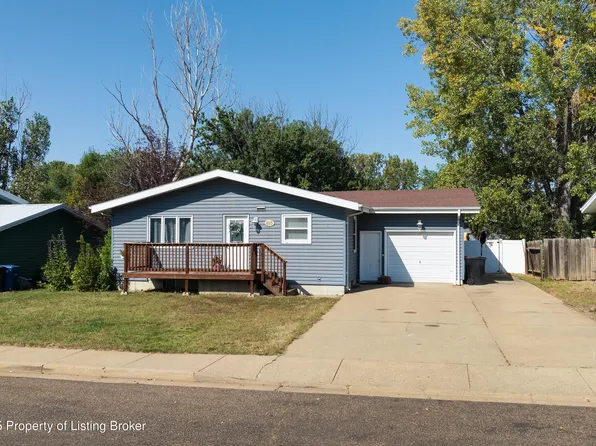 825 Dell Ave, Dickinson, ND 58601