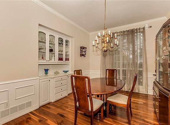 2nd image of 1905 Valley View Dr