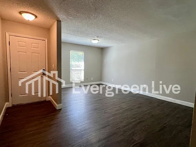 4 bed, 2.5 bath, 1950 sqft, $1,595 — Photo 3
