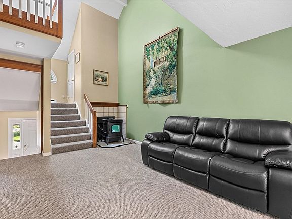 5th image of 6 Melissa Ln