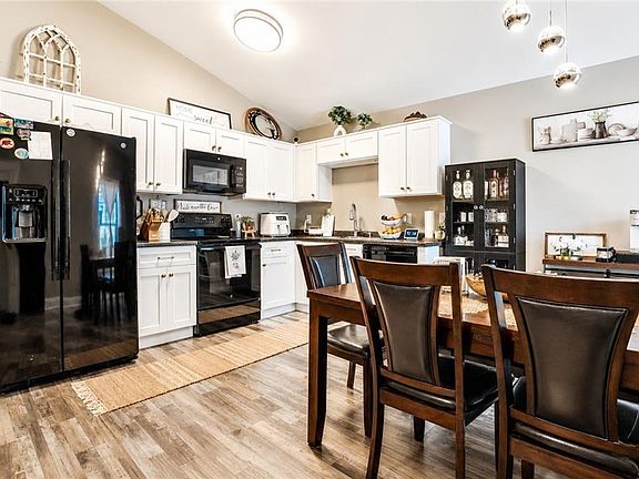 4th image of 209 Roslyn Ct
