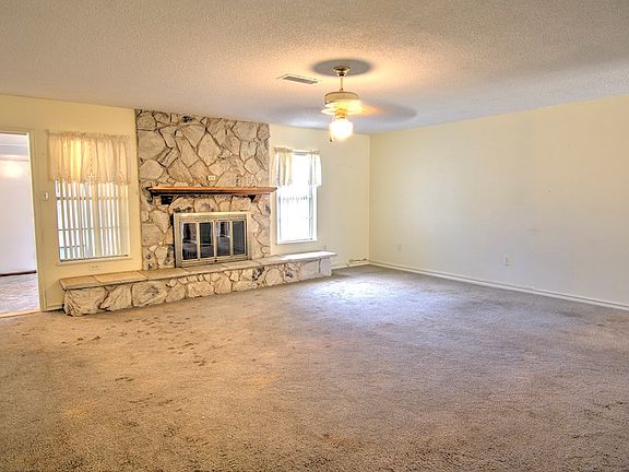 3rd image of 2403 Oakwood Dr