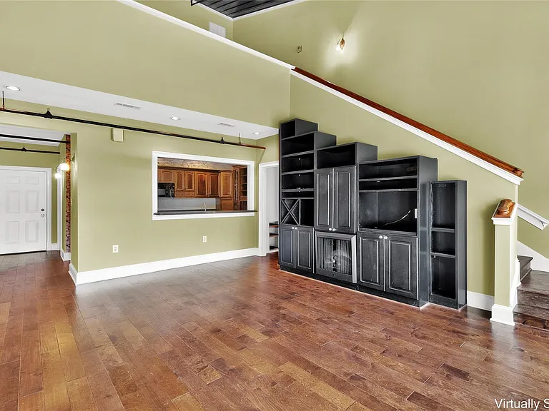 250 W Washington St #4 — Photo 3