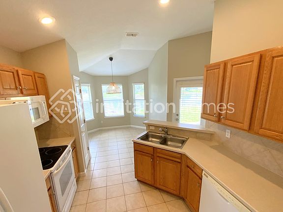 3rd image of 809 Oak Arbor Cir