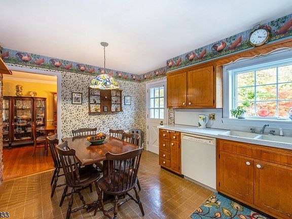 5th image of 828 Mountain Ave