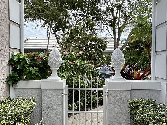 4th image of 253 Canterbury Cir