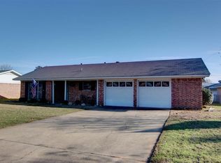 424 W Greenfield Dr, Wake Village, TX 75501