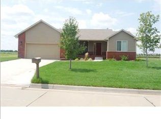 817 S Meadows Dr, Hesston, KS 67062