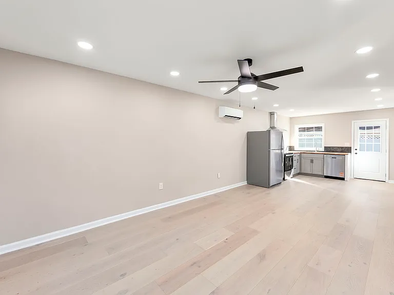 135 W Grand Ave #B — Photo 11