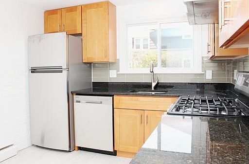 5th image of 419 Newport Ave #0