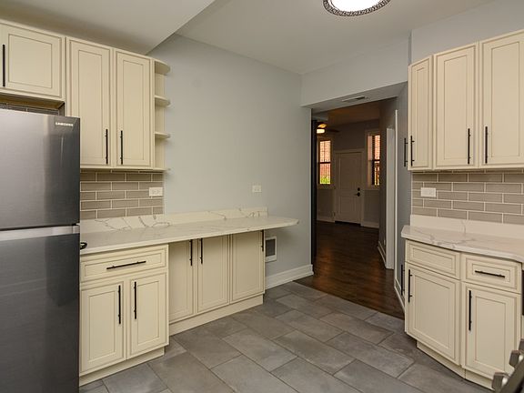 4th image of 6107 N Winthrop Ave APT G