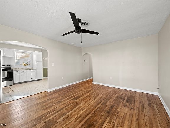3rd image of 128 Stratford Ave