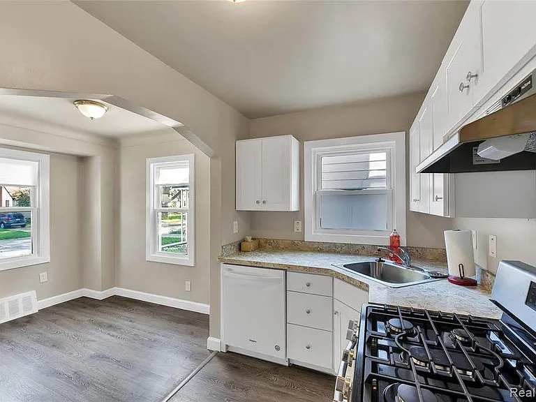 24717 New York St — Photo 10