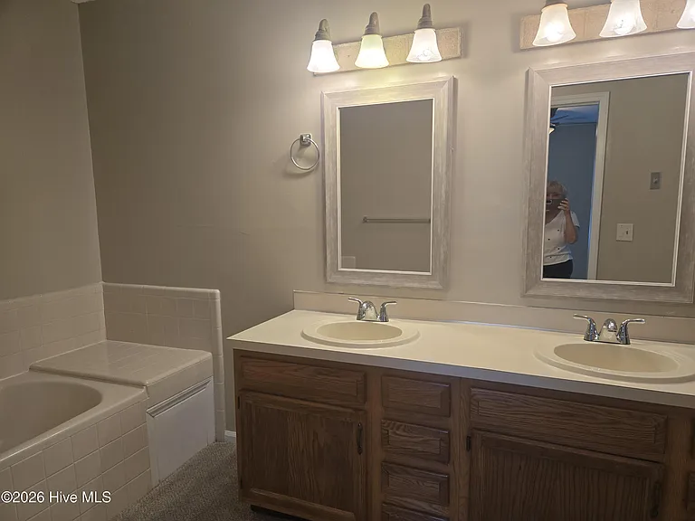 109 W Victoria Ct #A — Photo 11