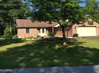 6832 Fairway Dr E, Fayetteville, PA 17222