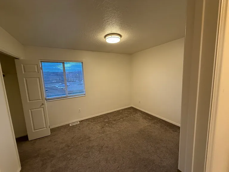 MIddle sized bedroom