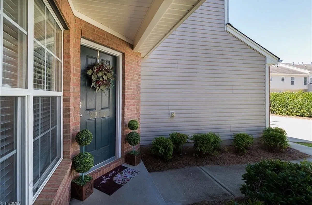 3 bed, 2.5 bath, 1747 sqft, $1,856 — Photo 3