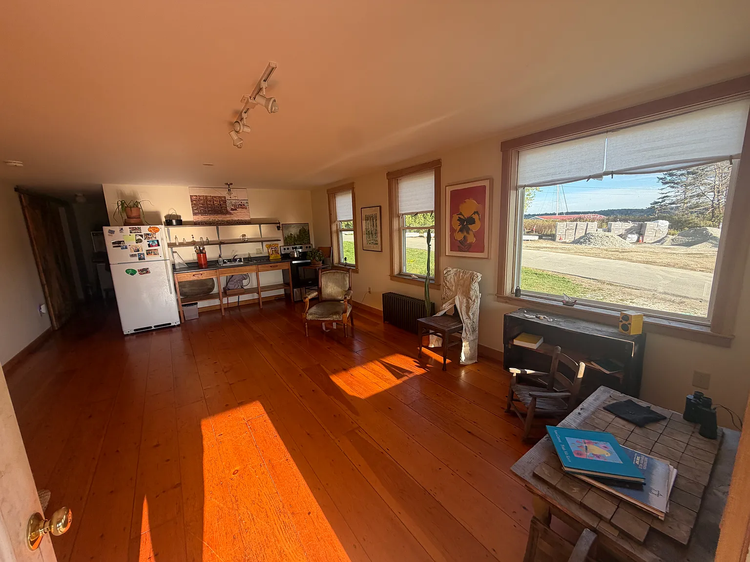 3 bed, 1200 sqft, $2,500 — Photo 3