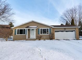 90 Long Park Ln, Rochester, NY 14612