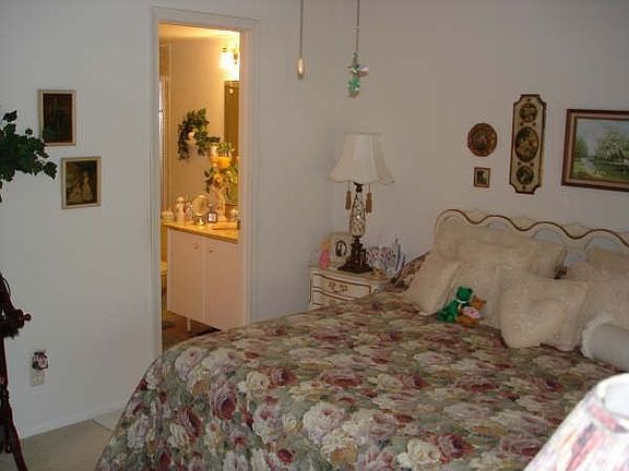 3rd image of 4025 N Federal Hwy APT 325A