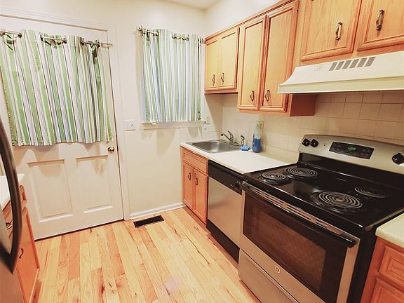 3rd image of 1080 Bedford St