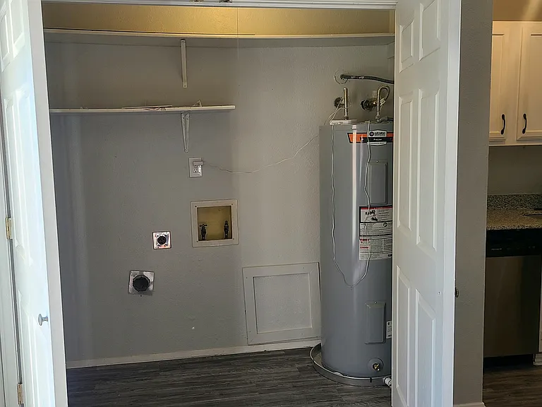 Washer/Dryer Hook-ups
