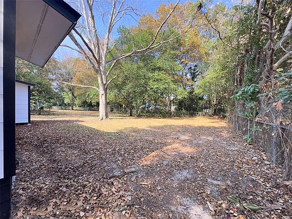 3rd image of 803 Crestwood Ter