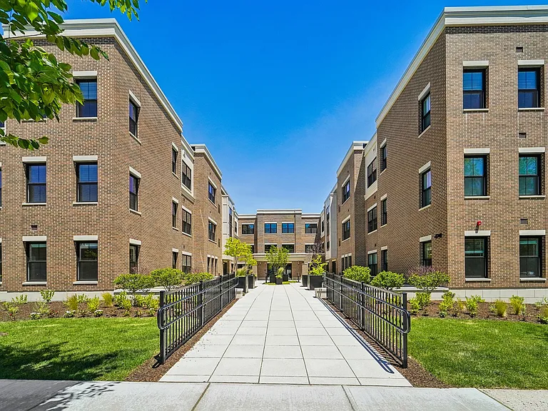Madison Mall on Main Luxury Apartments — Photo 28
