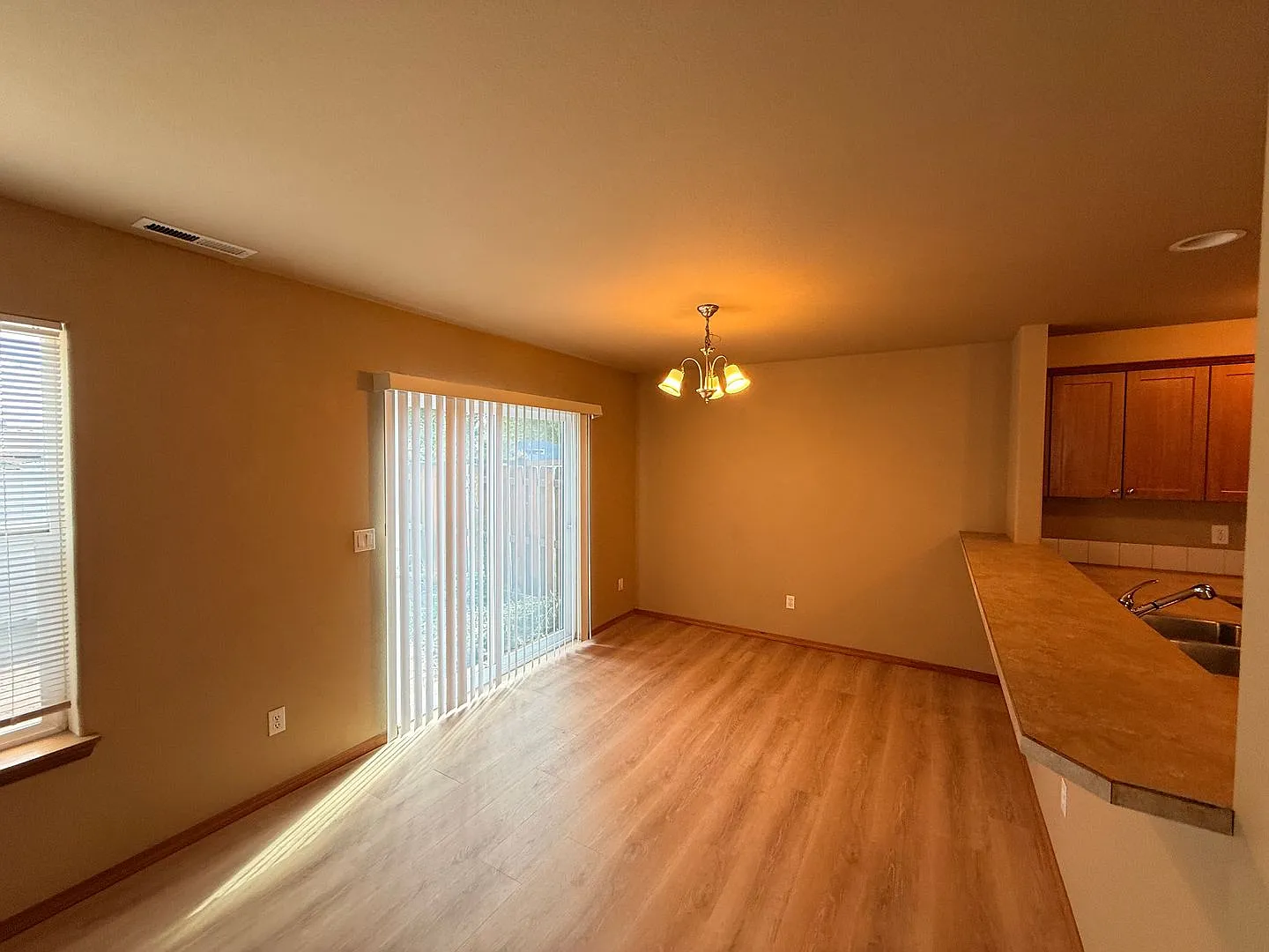 Bright, Open Living In The Heart Of Redmond!! — Photo 2