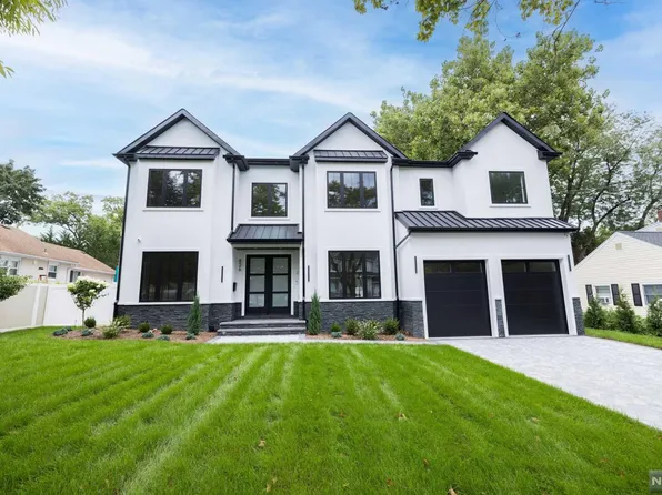 826 Godwin Rd, Paramus, NJ 07652